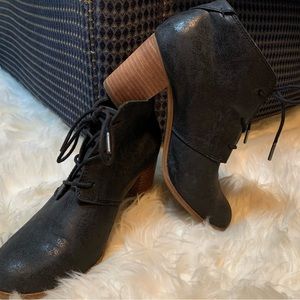 Woman’s TOMS 8.5 booties